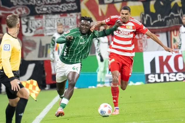 GER, 1 FBL, SV Werder Bremen vs Union Berlin 24 10 2025, Weserstadion, Bremen, GER, 1 FBL, SV Werder Bremen vs Union Berlin in picture Victor Boniface Werder Bremen 44 in duel against Danilho Doekhi 1 FC Union Berlin 05 nordphotoxGmbHxx xKokenge nph00001