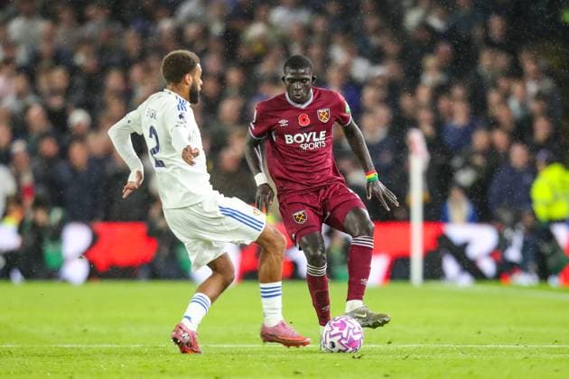 Leeds United v West Ham United, Premier League Jayden Bogle Of Leeds United battles with El Hadji Malick Diouf Of West Ham during the Leeds United v West Ham United Premier League match at Elland Road, Leeds, England on 24 October 2025 Credit: Lee Keuneke Every Second Media Editorial use only. All images are copyright Every Second Media Limited. No images may be reproduced without prior permission. All rights reserved. Premier League and Football League images are subject to licensing agreements with Football DataCo Limited. see https: www.football-dataco.com Copyright: xIMAGO EveryxSecondxMediax ESM-1638-0040 LeexKeunekex xEveryxSecondxMediax