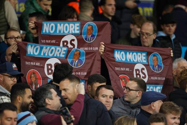 Leeds United v West Ham United - Premier League West Ham United fans with Resign banners before the Premier League match between Leeds United and West Ham United at Elland Road on October 24, 2025 in Leeds, England. Leeds Elland Road England United Kingdom Copyright: xRichardxSellers Sportsphoto APLx 14139558