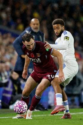 Leeds United v West Ham United - Premier League Andy Irving of West Ham United and Jayden Bogle of Leeds United challenge during the Premier League match between Leeds United and West Ham United at Elland Road on October 24, 2025 in Leeds, England. Leeds Elland Road England United Kingdom Copyright: xRichardxSellers Sportsphoto APLx 14139564