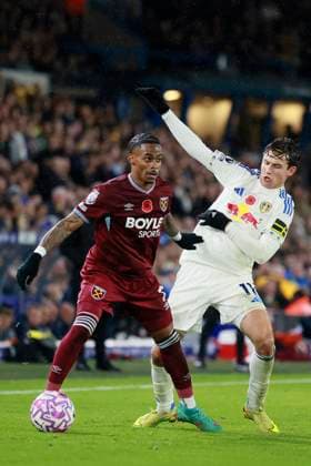 Leeds United v West Ham United - Premier League Crysencio Summerville of West Ham United and Brenden Aaronson of Leeds United challenge during the Premier League match between Leeds United and West Ham United at Elland Road on October 24, 2025 in Leeds, England. Leeds Elland Road England United Kingdom Copyright: xRichardxSellers Sportsphoto APLx 14139568