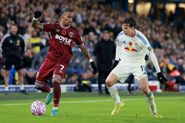Leeds United v West Ham United - Premier League Crysencio Summerville of West Ham United and Brenden Aaronson of Leeds United challenge during the Premier League match between Leeds United and West Ham United at Elland Road on October 24, 2025 in Leeds, England. Leeds Elland Road England United Kingdom Copyright: xRichardxSellers Sportsphoto APLx 14139569