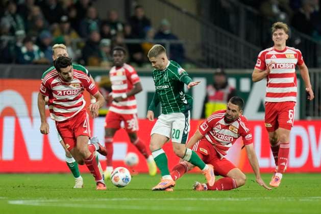 Diogo Leite (1.FC Union Berlin), Romano Schmid (SV Werder Bremen) und Rani Khedira (1.FC Union Berlin) im Zweikampf waehrend des spiels der Bundesliga zwischen SV Werder Bremen und 1. FC Union Berlin, Weserstadion am 24. October 2025 in Bremen, Deutschland. (Foto von Alex Gottschalk DeFodi Images) +++ Diogo Leite (1.FC Union Berlin), Romano Schmid (SV Werder Bremen) und Rani Khedira (1.FC Union Berlin) battle for the ball during the Bundesliga match between SV Werder Bremen and 1. FC Union Berlin at Weserstadion on October 24, 2025 in Bremen, Germany. (Photo by Alex Gottschalk DeFodi Images) DFL regulations prohibit any use of photographs as image sequences and or quasi-video. (Photo by Alex Gottschalk DeFodi Images) DFL regulations prohibit any use of photographs as image sequences and or quasi-video. Diogo Leite 1 FC Union Berlin , Romano Schmid SV Werder Bremen and Rani Khedira 1 FC Union Berlin in a duel during the Bundesliga match between SV Werder Bremen and 1 FC Union Berlin, Weserstadion on October 24, 2025 in Bremen, Germany Photo by Alex Gottschalk DeFodi Images Diogo Leite 1 FC Union Berlin , Romano Schmid SV Werder Bremen and Rani Khedira 1 FC Union Berlin battle for the ball during the Bundesliga match between SV Werder Bremen and 1 FC Union Berlin at Weserstadion on October 24, 2025 in Bremen, Germany Photo by Alex Gottschalk DeFodi Images DFL regulations prohibit any use of photographs as image sequences and or quasi video Photo by Alex Gottschalk DeFodi Images DFL regulations prohibit any use of photographs as image sequences and or quasi video