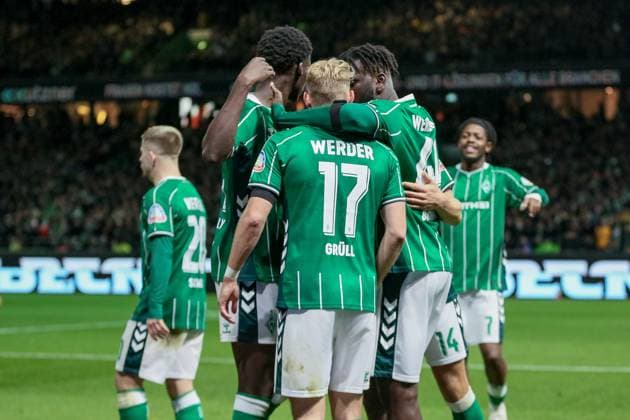 SV Werder Bremen players with goal celebration, cheering, jubilant, optimistic, match scene, highlight, joy about the goal to 1 0 by scorer Marco Grüll SV Werder Bremen, 17 , THE DFL GUIDELINES PROHIBIT ANY USE OF PHOTOGRAPHS AS IMAGE SEQUENCES AND OR QUASI VIDEO DFL REGULATIONS PROHIBIT ANY USE OF PHOTOGRAPHS AS IMAGE SEQUENCES AND OR QUASI VIDEO , 24 10 2025, Bremen Germany , Football, Bundesliga, SV Werder Bremen 1 FC Union Berlin xobx
