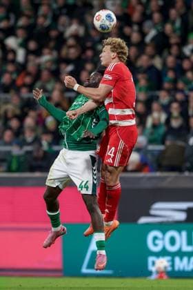 from left Victor Boniface SV Werder Bremen, 44 and Leopold Querfeld 1 FC Union Berlin, 14 in header duel, header, duel, action, action, match scene, THE DFL GUIDELINES PROHIBIT ANY USE OF PHOTOGRAPHS AS IMAGE SEQUENCES AND OR QUASI VIDEO DFL REGULATIONS PROHIBIT ANY USE OF PHOTOGRAPHS AS IMAGE SEQUENCES AND OR QUASI VIDEO , 24 10 2025, Bremen Germany , Football, Bundesliga, SV Werder Bremen 1 FC Union Berlin xobx