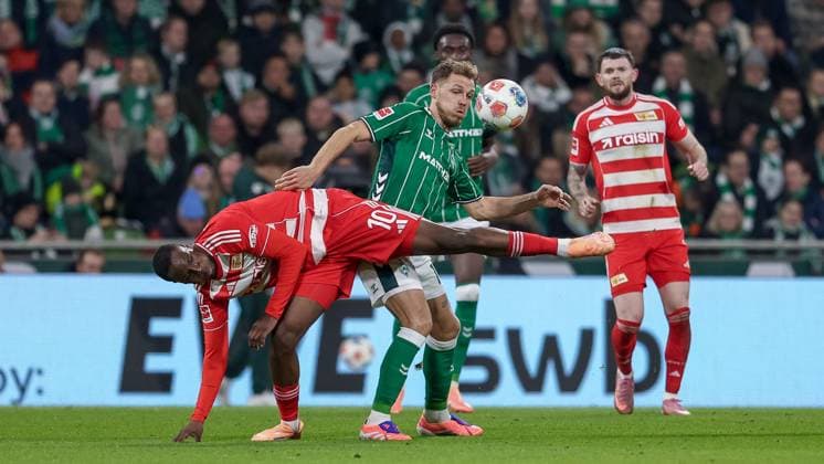 from left Ilyas Ansah 1 FC Union Berlin, 10 and Senne Lynen SV Werder Bremen, 14 in duel, dynamic, action, action, game scene, THE DFL GUIDELINES PROHIBIT ANY USE OF PHOTOGRAPHS AS IMAGE SEQUENCES AND OR QUASI VIDEO DFL REGULATIONS PROHIBIT ANY USE OF PHOTOGRAPHS AS IMAGE SEQUENCES AND OR QUASI VIDEO , 24 10 2025, Bremen Germany , Football, Bundesliga, SV Werder Bremen 1 FC Union Berlin xobx