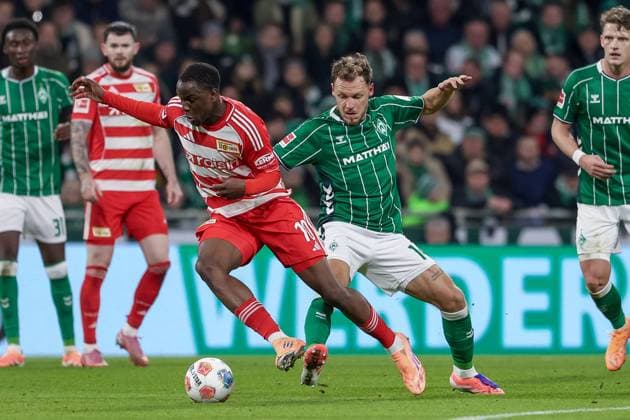 from left Ilyas Ansah 1 FC Union Berlin, 10 and Senne Lynen SV Werder Bremen, 14 in duel, dynamic, action, action, game scene, THE DFL GUIDELINES PROHIBIT ANY USE OF PHOTOGRAPHS AS IMAGE SEQUENCES AND OR QUASI VIDEO DFL REGULATIONS PROHIBIT ANY USE OF PHOTOGRAPHS AS IMAGE SEQUENCES AND OR QUASI VIDEO , 24 10 2025, Bremen Germany , Football, Bundesliga, SV Werder Bremen 1 FC Union Berlin xobx