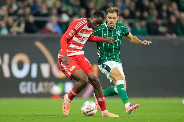 Ilyas Ansah (1.FC Union Berlin) und Senne Lynen (SV Werder Bremen) im Zweikampf waehrend des spiels der Bundesliga zwischen SV Werder Bremen und 1. FC Union Berlin, Weserstadion am 24. October 2025 in Bremen, Deutschland. (Foto von Alex Gottschalk DeFodi Images) +++ Ilyas Ansah (1.FC Union Berlin) und Senne Lynen (SV Werder Bremen) battle for the ball during the Bundesliga match between SV Werder Bremen and 1. FC Union Berlin at Weserstadion on October 24, 2025 in Bremen, Germany. (Photo by Alex Gottschalk DeFodi Images) DFL regulations prohibit any use of photographs as image sequences and or quasi-video. (Photo by Alex Gottschalk DeFodi Images) DFL regulations prohibit any use of photographs as image sequences and or quasi-video. Ilyas Ansah 1 FC Union Berlin und Senne Lynen SV Werder Bremen im Zweikampf waehrend des spiels der Bundesliga zwischen SV Werder Bremen und 1 FC Union Berlin, Weserstadion am 24 October 2025 in Bremen, Germany Photo by Alex Gottschalk DeFodi Images Ilyas Ansah 1 FC Union Berlin und Senne Lynen SV Werder Bremen battle for the ball during the Bundesliga match between SV Werder Bremen and 1 FC Union Berlin at Weserstadion on October 24, 2025 in Bremen, Germany Photo by Alex Gottschalk DeFodi Images DFL regulations prohibit any use of photographs as image sequences and or quasi video Photo by Alex Gottschalk DeFodi Images DFL regulations prohibit any use of photographs as image sequences and or quasi video