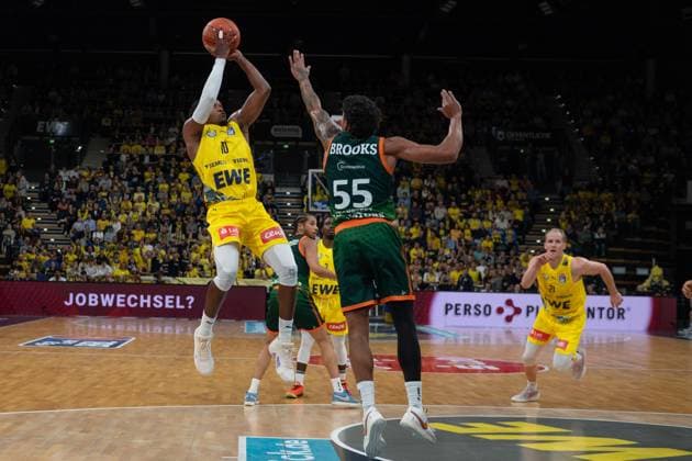 GER, Basketball, easy Credit BBL, EWE Baskets Oldenburg vs VET CONCEPT Gladiators Trier 24 10 2025, EWE Arena, Oldenburg, GER, easy Credit BBL, EWE Baskets Oldenburg vs VET CONCEPT Gladiators Trier, in the picture James WOODARD EWE Baskets Oldenburg 10 Eli BROOKS VET CONCEPT Gladiators Trier 55 nordphotoxgmbhx xRojahn nph00310