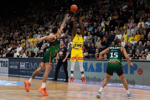 GER, Basketball, easy Credit BBL, EWE Baskets Oldenburg vs VET CONCEPT Gladiators Trier 24 10 2025, EWE Arena, Oldenburg, GER, easy Credit BBL, EWE Baskets Oldenburg vs VET CONCEPT Gladiators Trier, in the picture 52 points by Chris CLEMONS EWE Baskets Oldenburg 3 nordphotoxgmbhx xRojahn nph00310