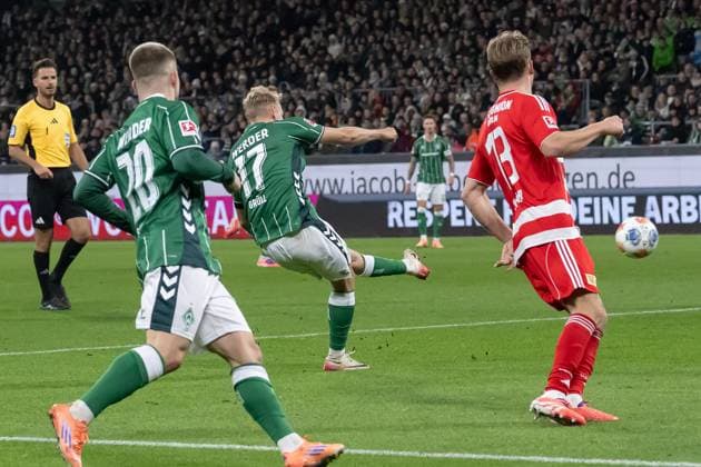 GER, 1 FBL, SV Werder Bremen vs Union Berlin 24 10 2025, Weserstadion, Bremen, GER, 1 FBL, SV Werder Bremen vs Union Berlin in the picture Marco Gruell Grüll Werder Bremen 17 zum1 0 and Eberl with the team Romano Schmid Werder Bremen 20 Victor Boniface Werder Bremen 44 nordphotoxGmbHxx xKokenge nph00001