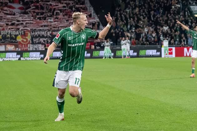 GER, 1 FBL, SV Werder Bremen vs Union Berlin 24 10 2025, Weserstadion, Bremen, GER, 1 FBL, SV Werder Bremen vs Union Berlin in the picture Marco Gruell Grüll Werder Bremen 17 zum1 0 and Eberl with the team Romano Schmid Werder Bremen 20 Victor Boniface Werder Bremen 44 nordphotoxGmbHxx xKokenge nph00001