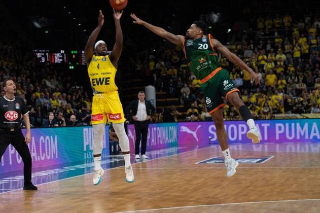 GER, Basketball, easy Credit BBL, EWE Baskets Oldenburg vs VET CONCEPT Gladiators Trier 24 10 2025, EWE Arena, Oldenburg, GER, easy Credit BBL, EWE Baskets Oldenburg vs VET CONCEPT Gladiators Trier, pictured Brain FOBBS EWE Baskets Oldenburg 4 Urald KING VET CONCEPT Gladiators Trier 20 nordphotoxgmbhx xRojahn nph00310