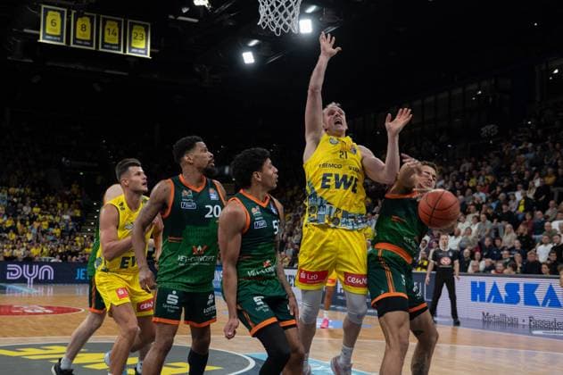 GER, Basketball, easy Credit BBL, EWE Baskets Oldenburg vs VET CONCEPT Gladiators Trier 24 10 2025, EWE Arena, Oldenburg, GER, easy Credit BBL, EWE Baskets Oldenburg vs VET CONCEPT Gladiators Trier, in the picture Seth HINRICHS EWE Baskets Oldenburg 21 Eli BROOKS VET CONCEPT Gladiators Trier 55 Urald KING VET CONCEPT Gladiators Trier 20 Nolan ADEKUNLE VET CONCEPT Gladiators Trier 22 nordphotoxgmbhx xRojahn nph00310