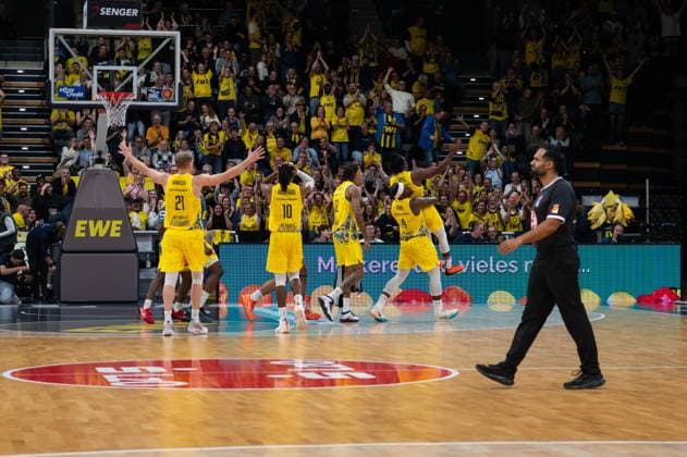 GER, Basketball, easy Credit BBL, EWE Baskets Oldenburg vs VET CONCEPT Gladiators Trier 24 10 2025, EWE Arena, Oldenburg, GER, easy Credit BBL, EWE Baskets Oldenburg vs VET CONCEPT Gladiators Trier, pictured celebrating after scoring 50 points in a game by Chris CLEMONS EWE Baskets Oldenburg 3 nordphotoxgmbhx xRojahn nph00310