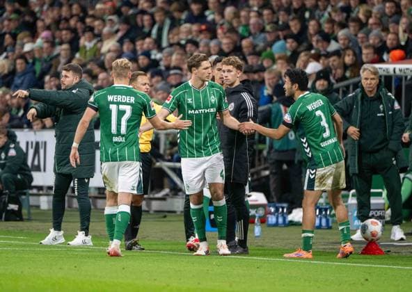 Soccer, Men, Season 2025 2026, 1 Bundesliga 8 Matchday , SV Werder Bremen 1 FC Union Berlin, f l Marco Grüll Werder Bremen , Niklas Stark Werder Bremen , Yukinari Sugawara Werder Bremen , 24 10 2025, Copyright: xMatthiasxKochx