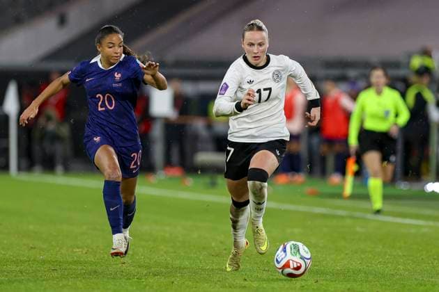 Düsseldorf, Germany, 24 10 25 Delphine Cascarino France and Franziska Kett Germany fighting for the ball during the UEFA Women s Nations League semi-final between Germany and France at Merkur Spiel Arena Düsseldorf Merkur Spiel Arena North Rhine Westphalia Germany Copyright: xBrauer-Fotoagenturx xAdrianxSchlx