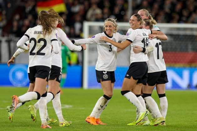 Düsseldorf, Germany, 24 10 25 Klara Bühl Germany goal celebration, cheers with her team after scoring the 1-0 goal during the UEFA Women s Nations League semi-final between Germany vs France at Merkur Spiel Arena Düsseldorf Merkur Spiel Arena North Rhine Westphalia Germany Copyright: xBrauer-Fotoagenturx xAdrianxSchlx