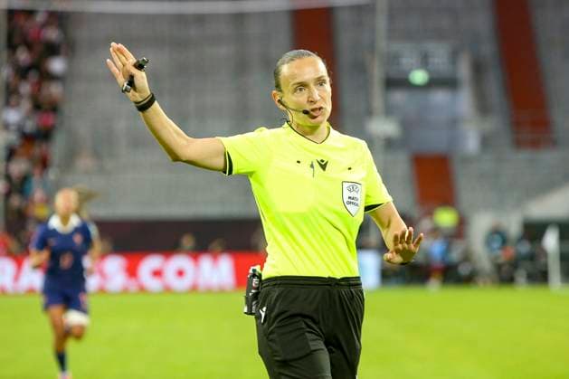 Düsseldorf, Germany, 24 10 25 Referee Ivana Projkovska gestures, gestures during the UEFA Women s Nations League semi-final between Germany vs France at Merkur Spiel Arena Düsseldorf Merkur Spiel Arena North Rhine Westphalia Germany Copyright: xBrauer-Fotoagenturx xAdrianxSchlx