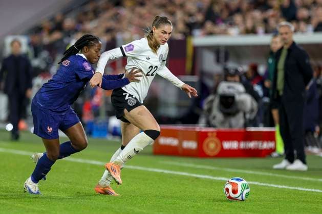 Düsseldorf, Germany, 24 10 25 Oriane Jean Francois France and Jule Brand Germany fighting for the ball during the UEFA Women s Nations League semi-final between Germany and France at the Merkur Spiel Arena Düsseldorf Merkur Spiel Arena North Rhine Westphalia Germany Copyright: xBrauer-Fotoagenturx xAdrianxSchlx
