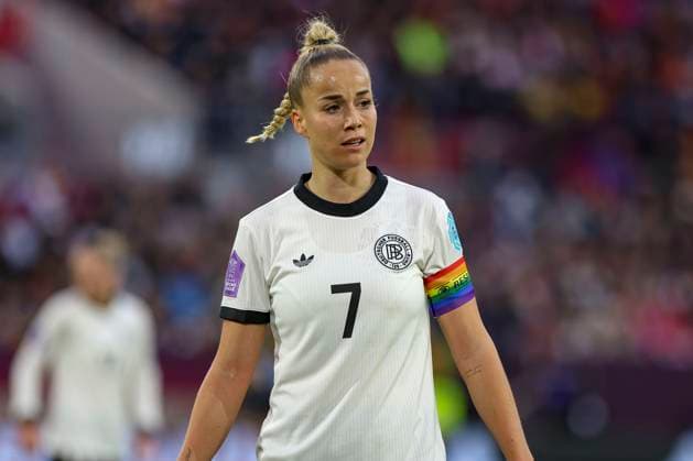 Düsseldorf, Germany, 24 10 25 Giulia Gwinn Germany looks on during the UEFA Women s Nations League semi-final between Germany and France at the Merkur Spiel Arena Düsseldorf Merkur Spiel Arena North Rhine Westphalia Germany Copyright: xBrauer-Fotoagenturx xAdrianxSchlx