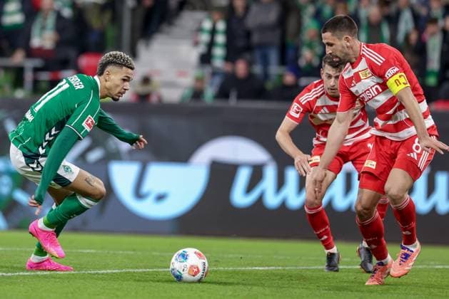 from left Justin Njinmah SV Werder Bremen, 11 and Rani Khedira 1 FC Union Berlin, 8 in a duel, dynamic, action, action, match scene, THE DFL REGULATIONS PROHIBIT ANY USE OF PHOTOGRAPHS AS IMAGE SEQUENCES AND OR QUASI VIDEO DFL REGULATIONS PROHIBIT ANY USE OF PHOTOGRAPHS AS IMAGE SEQUENCES AND OR QUASI VIDEO , 24 10 2025, Bremen Germany , Football, Bundesliga, SV Werder Bremen 1 FC Union Berlin xobx
