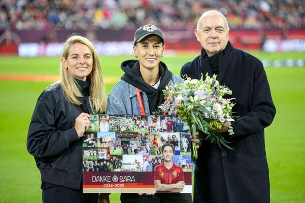 Düsseldorf, Germany, 24 10 25 left Nia Künzer Sports Director and right Bernd Neuendorf President DFB bid farewell to Sara Doorsun during the UEFA Women s Nations League semi-final between Germany and France at the Merkur Spiel Arena Düsseldorf Merkur Spiel Arena North Rhine Westphalia Germany Copyright: xBrauer-Fotoagenturx xAdrianxSchlx