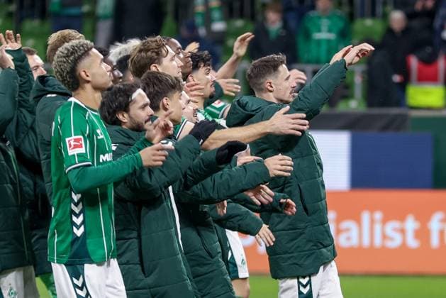 SV Werder Bremen players celebrating the victory, joy about the won match, THE DFL GUIDELINES PROHIBIT ANY USE OF PHOTOGRAPHS AS IMAGE SEQUENCES AND OR QUASI VIDEO DFL REGULATIONS PROHIBIT ANY USE OF PHOTOGRAPHS AS IMAGE SEQUENCES AND OR QUASI VIDEO , 24 10 2025, Bremen Germany , Football, Bundesliga, SV Werder Bremen 1 FC Union Berlin xobx
