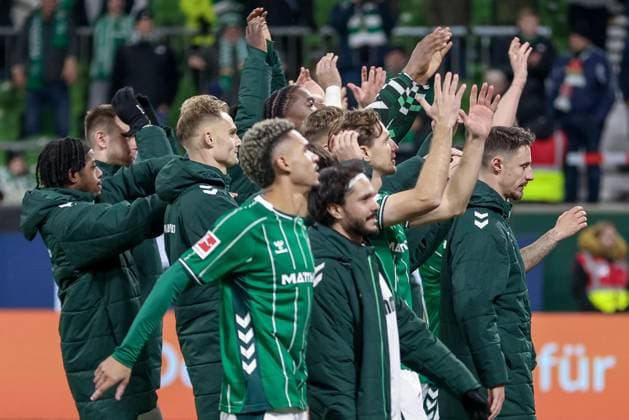 SV Werder Bremen players celebrating the victory, joy about the won match, THE DFL GUIDELINES PROHIBIT ANY USE OF PHOTOGRAPHS AS IMAGE SEQUENCES AND OR QUASI VIDEO DFL REGULATIONS PROHIBIT ANY USE OF PHOTOGRAPHS AS IMAGE SEQUENCES AND OR QUASI VIDEO , 24 10 2025, Bremen Germany , Football, Bundesliga, SV Werder Bremen 1 FC Union Berlin xobx