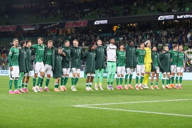 24 10 2025, xtgx, Soccer 1 Bundesliga SV Werder Bremen 1 FC Union Berlin v l Bremen Cheering about the victory, cheering after the end of the match DFL DFB REGULATIONS PROHIBIT ANY USE OF PHOTOGRAPHS as IMAGE SEQUENCES and or QUASI VIDEO Bremen