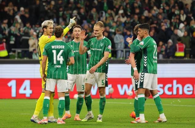 GER, 1 FBL SV Werder Bremen vs 1 FC Union Berlini 24 10 2025, wohninvest Weserstadion, Bremen, GER, 1 FBL SV Werder Bremen vs 1 FC Union Berlini in picture picture shows end of match final score 1 0 Goalkeeper Mio Backhaus SV Werder Bremen 30 Senne Lynen SV Werder Bremen 14 Marco Friedl SV Werder Bremen 32 Amos Pieper SV Werder Bremen 05 Jens Stage SV Werder Bremen 06 Julian Malatini SV Werder Bremen 22 nordphotoxGmbHx xTauchnitz nph00059