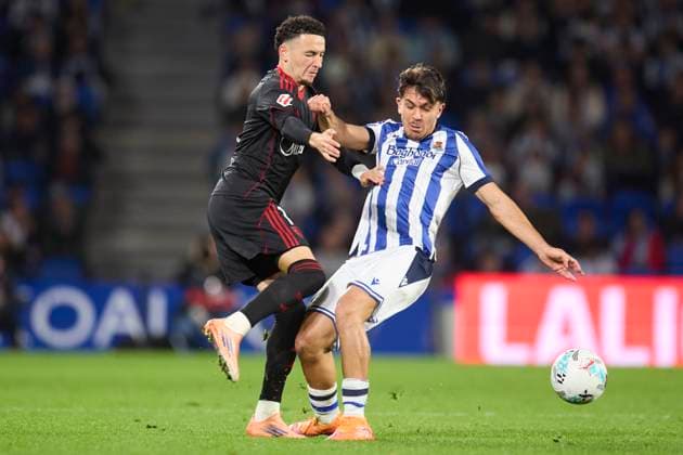 October 24, 2025, San Sebastian, Guipuzcoa, SPAIN: Ruben Vargas of Sevilla FC competes for the ball with Jon Aramburu of Real Sociedad during the LaLiga EA Sports match between Real Sociedad and Sevilla FC at Anoeta on October 24, 2025, in San Sebastian, Spain. San Sebastian SPAIN - ZUMAa181 20251024_zaa_a181_092 Copyright: xRicardoxLarreinax