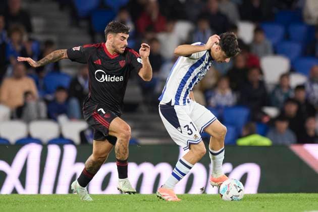 October 24, 2025, San Sebastian, Guipuzcoa, SPAIN: Isaac Romero of Sevilla FC competes for the ball with Jon Martin Vicente of Real Sociedad during the LaLiga EA Sports match between Real Sociedad and Sevilla FC at Anoeta on October 24, 2025, in San Sebastian, Spain. San Sebastian SPAIN - ZUMAa181 20251024_zaa_a181_094 Copyright: xRicardoxLarreinax