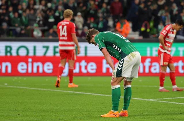 GER, 1 FBL SV Werder Bremen vs 1 FC Union Berlini 24 10 2025, wohninvest Weserstadion, Bremen, GER, 1 FBL SV Werder Bremen vs 1 FC Union Berlini in picture picture shows end of match final score 1 0 Jens Stage SV Werder Bremen 06 is exhausted nordphotoxGmbHx xTauchnitz nph00059