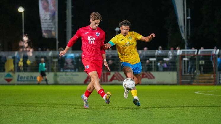 Fußball, Herren, Saison 2025 2026, Regionalliga Nordost, 13. Spieltag, FSV 63 Luckenwalde vs. SV Babelsberg 03, Freitag 24.10.2025, Werner-Seelenbinder-Stadion Luckenwalde, Im Bild: Luis Müller (l. Babelsberg) und Andreas Pollasch (r. Luckenwalde) Brandenburg Deutschland