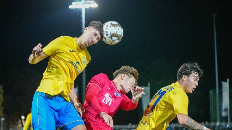 Soccer, Men, Season 2025 2026, Regionalliga Nordost, Matchday 13, FSV 63 Luckenwalde vs SV Babelsberg 03, Friday 24 10 2025, Werner Seelenbinder Stadion Luckenwalde, In the picture Quentin Seidel l Luckenwalde , Luis Müller m Babelsberg and Mathhew Meier r Luckenwalde Brandenburg Germany