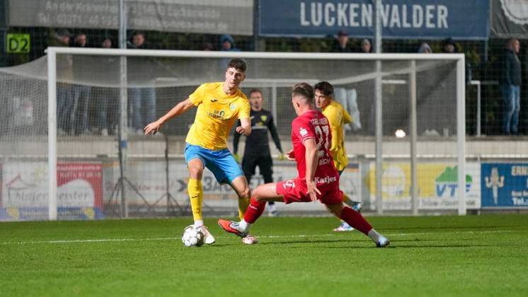 Soccer, Men, Season 2025 2026, Regionalliga Nordost, Matchday 13, FSV 63 Luckenwalde vs SV Babelsberg 03, Friday 24 10 2025, Werner Seelenbinder Stadion Luckenwalde, In the picture Quentin Seidel l Luckenwalde and Gordon Büch r Babelsberg Brandenburg Germany