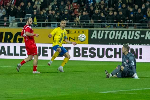 Regionalliga Nordost Season 25 26 Hallescher FC vs 1 FC Lok Leipzig Halle, Germany October 24 2025 In the picture from left Fatlum Elezi Halle , Djamal Ziane Leipzig , makes the goal to 4 2 and goalkeeper Sven Müller Mueller Halle Halle Saale Leuna Chemie Stadion Sachsen Anhalt Germany