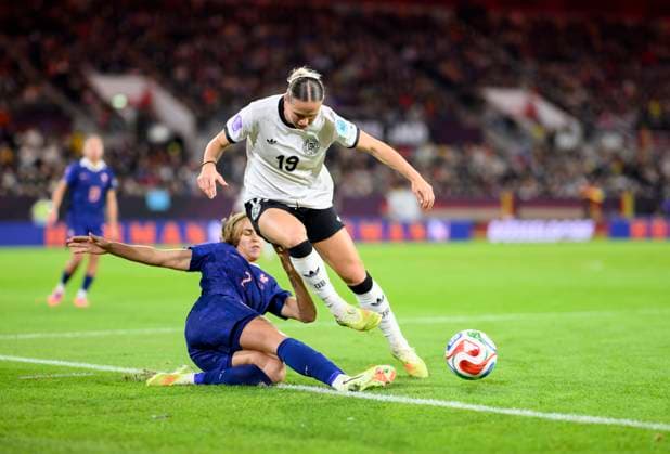 v l Maelle Lakrar FRA , Klara BUEHL Bühl GER action, duel, football UEFA Women s Nations League, semi-final first leg, Germany GER France FRA 1 0, on 24 10 2025 in Düsseldorf Germany Merkur Spiel Arena