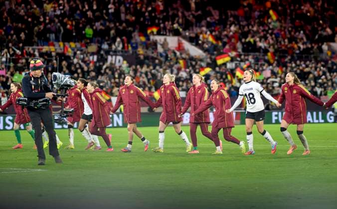 Schlussjubel GER, la Ola, v.r. Jule BRAND (GER), Selina CERCI (GER), Klara BUEHL (Bühl) (GER), n.b.. Lea SCHUELLER (Schüller) (GER), Carlotta Wamser (GER), Fussball UEFA Women s Nations League, Halbfinale Hinspiel, Deutschland (GER) - Frankreich (FRA)1:0, am 24.10.2025 in Düsseldorf Deutschland. Merkur Spiel Arena *** Final cheer GER, la Ola, v r Jule BRAND GER , Selina CERCI GER , Klara BUEHL Bühl GER , n b Lea SCHUELLER Schüller GER , Carlotta Wamser GER , Football UEFA Women s Nations League, semi-final first leg, Germany GER France FRA 1 0, on 24 10 2025 in Düsseldorf Germany Merkur Spiel Arena