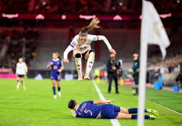 Jule BRAND GER jumps over Elisa De Almeida FRA , action, duel, football UEFA Women s Nations League, semi-final first leg, Germany GER France FRA 1 0, on 24 10 2025 in Düsseldorf Germany Merkur Spiel Arena