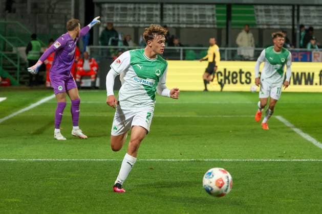 Lukas Reich 2 Spvgg Greuther Fuerth in action, behind him gestures Pelle Boevink 26 Spvgg Greuther Fuerth , SpVgg Greuther Fuerth vs Karlsruher SC, Football, Men, DFL, 2 Bundesliga, Season 2025 2026, Sportpark Ronhof Thomas Sommer, 10 Matchday, 24 10 2025 Fuerth Bayern Germany Copyright: xkolbert-press MartinxAgüerax