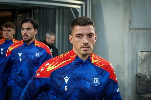Nicolai Rapp 6 Karlsruher SC , behind Roko Simic 9 Karlsruher SC , SpVgg Greuther Fuerth vs Karlsruher SC, Football, Men, DFL, 2 Bundesliga, Season 2025 2026, Sportpark Ronhof Thomas Sommer, 10 Matchday, 24 10 2025 Fuerth Bayern Germany Copyright: xkolbert-press MartinxAgüerax