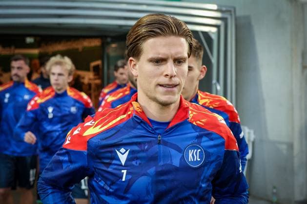 Dzenis Burnic 7 Karlsruher SC , SpVgg Greuther Fuerth vs Karlsruher SC, Football, Men, DFL, 2 Bundesliga, Season 2025 2026, Sportpark Ronhof Thomas Sommer, Matchday 10, 24 10 2025 Fuerth Bayern Germany Copyright: xkolbert-press MartinxAgüerax