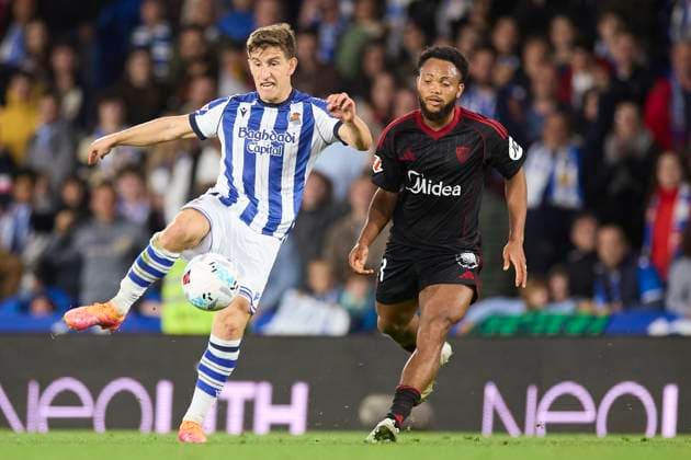 October 24, 2025, San Sebastian, Guipuzcoa, SPAIN: Aihen Munoz of Real Sociedad competes for the ball with Chidera Ejuke of Sevilla FC during the LaLiga EA Sports match between Real Sociedad and Sevilla FC at Anoeta on October 24, 2025, in San Sebastian, Spain. San Sebastian SPAIN - ZUMAa181 20251024_zaa_a181_095 Copyright: xRicardoxLarreinax