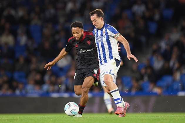 October 24, 2025, San Sebastian, Guipuzcoa, SPAIN: Chidera Ejuke of Sevilla FC competes for the ball with Mikel Oyarzabal of Real Sociedad during the LaLiga EA Sports match between Real Sociedad and Sevilla FC at Anoeta on October 24, 2025, in San Sebastian, Spain. San Sebastian SPAIN - ZUMAa181 20251024_zaa_a181_096 Copyright: xRicardoxLarreinax