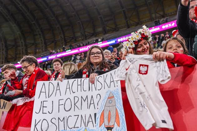 24.10.2025 GDANSK, POLSAT PLUS ARENA PILKA NOZNA KOBIET ( WOMEN S FOOTBALL) MECZ TOWARZYSKI REPREZENTACJI NARODOWYCH ( International Friendly, Länderspiel, Nationalmannschaft GAME ) MECZ POLSKA - HOLANIA ( GAME POLAND - NETHERLANDS ) NZ KIBICE POLSKA ILUSTRACJA, TRANSPARENTY DOPING FOTO LUKASZ GROCHALA CYFRASPORT NEWSPIX.PL --- newspix.pl 