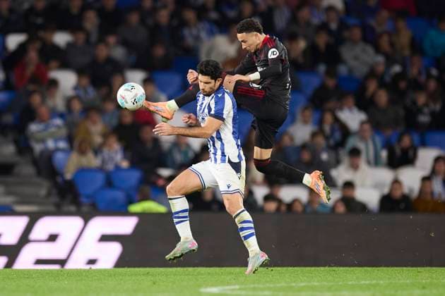 October 24, 2025, San Sebastian, Guipuzcoa, SPAIN: Ruben Vargas of Sevilla FC competes for the ball with Goncalo Guedes of Real Sociedad during the LaLiga EA Sports match between Real Sociedad and Sevilla FC at Anoeta on October 24, 2025, in San Sebastian, Spain. San Sebastian SPAIN - ZUMAa181 20251024_zaa_a181_100 Copyright: xRicardoxLarreinax