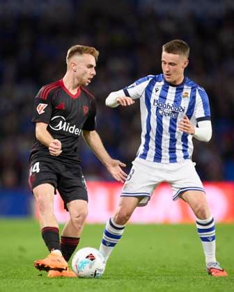 October 24, 2025, San Sebastian, Guipuzcoa, SPAIN: Peque Fernandez of Sevilla FC competes for the ball with Benat Turrientes of Real Sociedad during the LaLiga EA Sports match between Real Sociedad and Sevilla FC at Anoeta on October 24, 2025, in San Sebastian, Spain. San Sebastian SPAIN - ZUMAa181 20251024_zaa_a181_102 Copyright: xRicardoxLarreinax