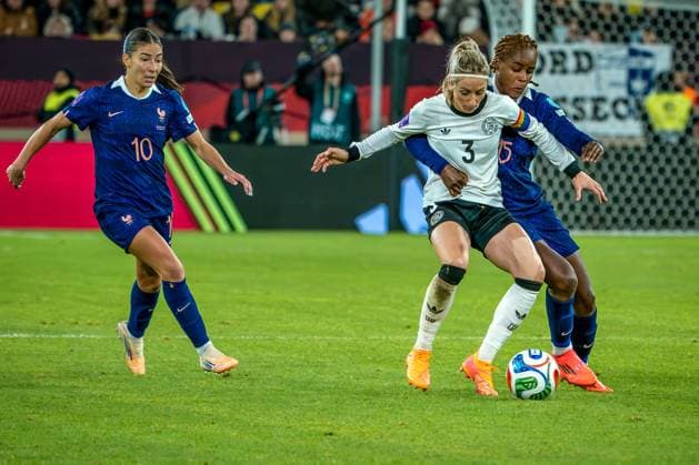 24 10 2025, xkkux, Football, UEFA Women s Nations League semi-final, Season 2025 2026, International match first leg in the MERKUR SPIEL ARENA Düsseldorf, Kathrin Hendrich GER 03 in a duel against Kelly Gago FRA 15 North Rhine-Westphalia Germany